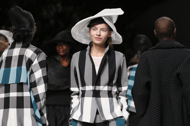 Issey Miyake primavera-estate 2015 alle sfilate di Parigi