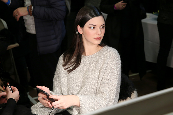 Kendall Jenner nel backstage di Donna Karan autunno-inverno 2015-2016