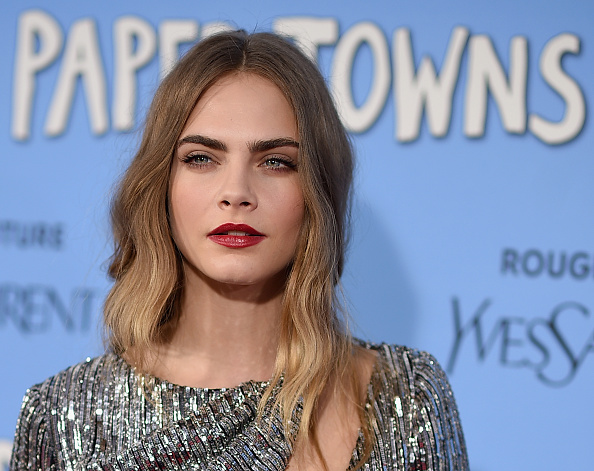 Capelli biondi star Cara Delevingne