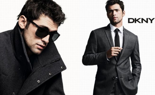 Sean O'Pry con gli occhiali da sole