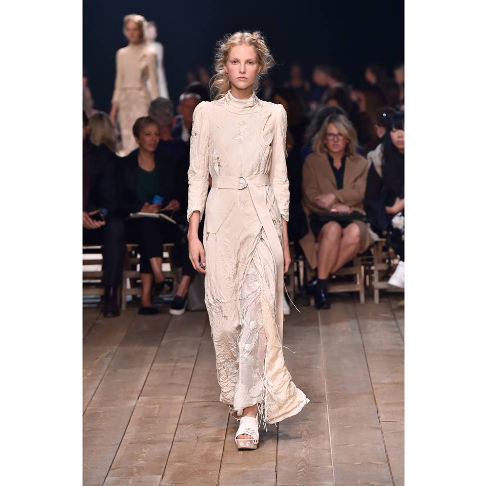 Sfilata Alexander McQueen primavera-estate 2016 a Paris Fashion Week