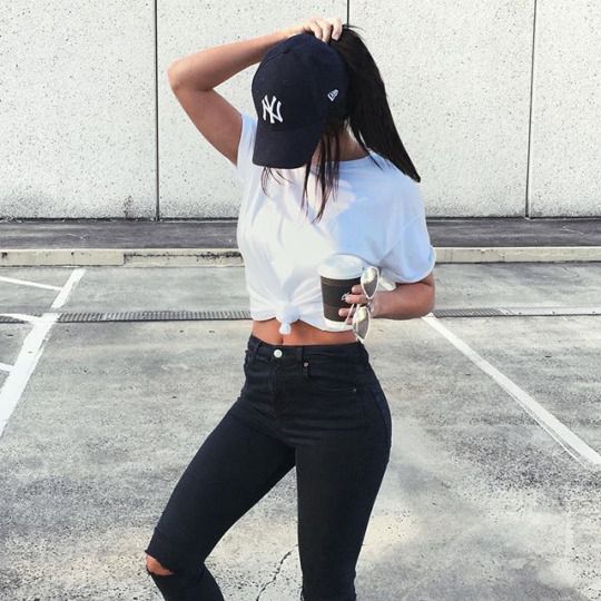 Cappellino da baseball, con jeans e maglietta