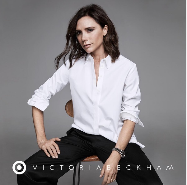 Victoria Beckham, camicia bianca con classici pantaloni neri