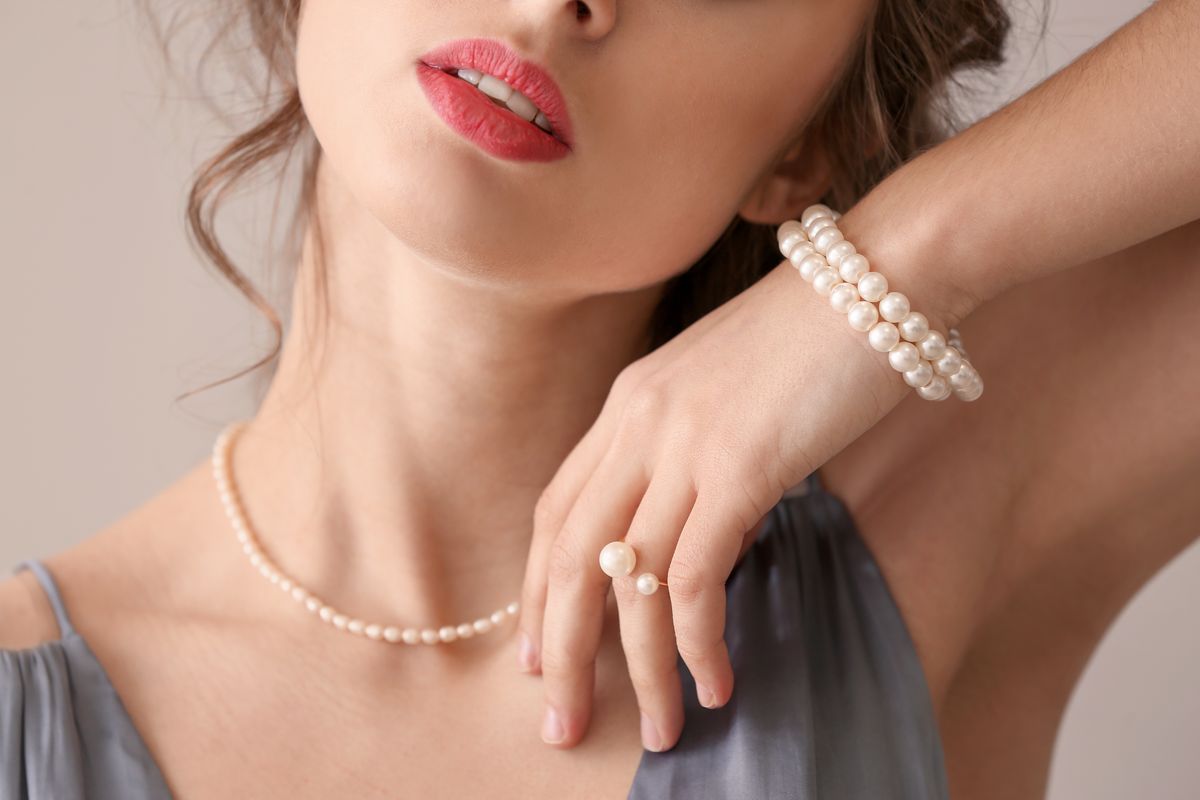 donna con gioielli di perle