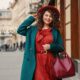 Moda curvy, ragazza con abito rosso e cappotto verde