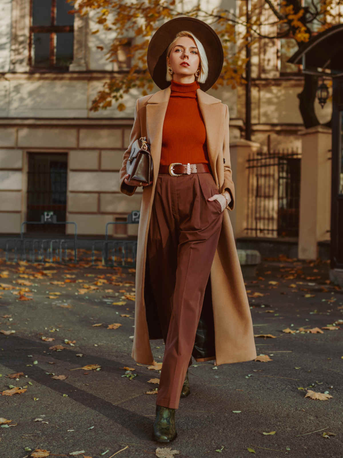 ragazza cappotto cammello e dolcevita