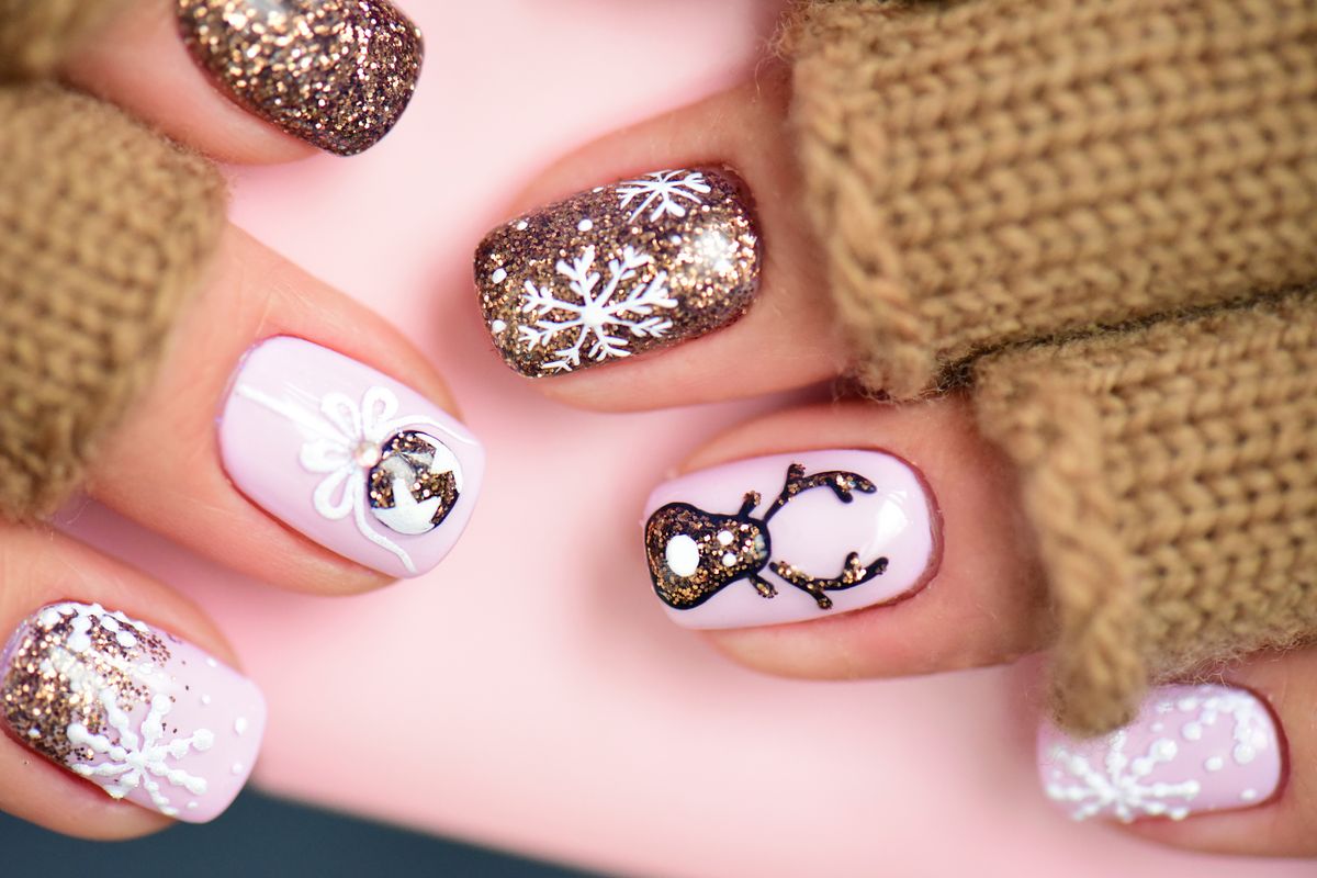 nail art con renne e fiocchi di neve