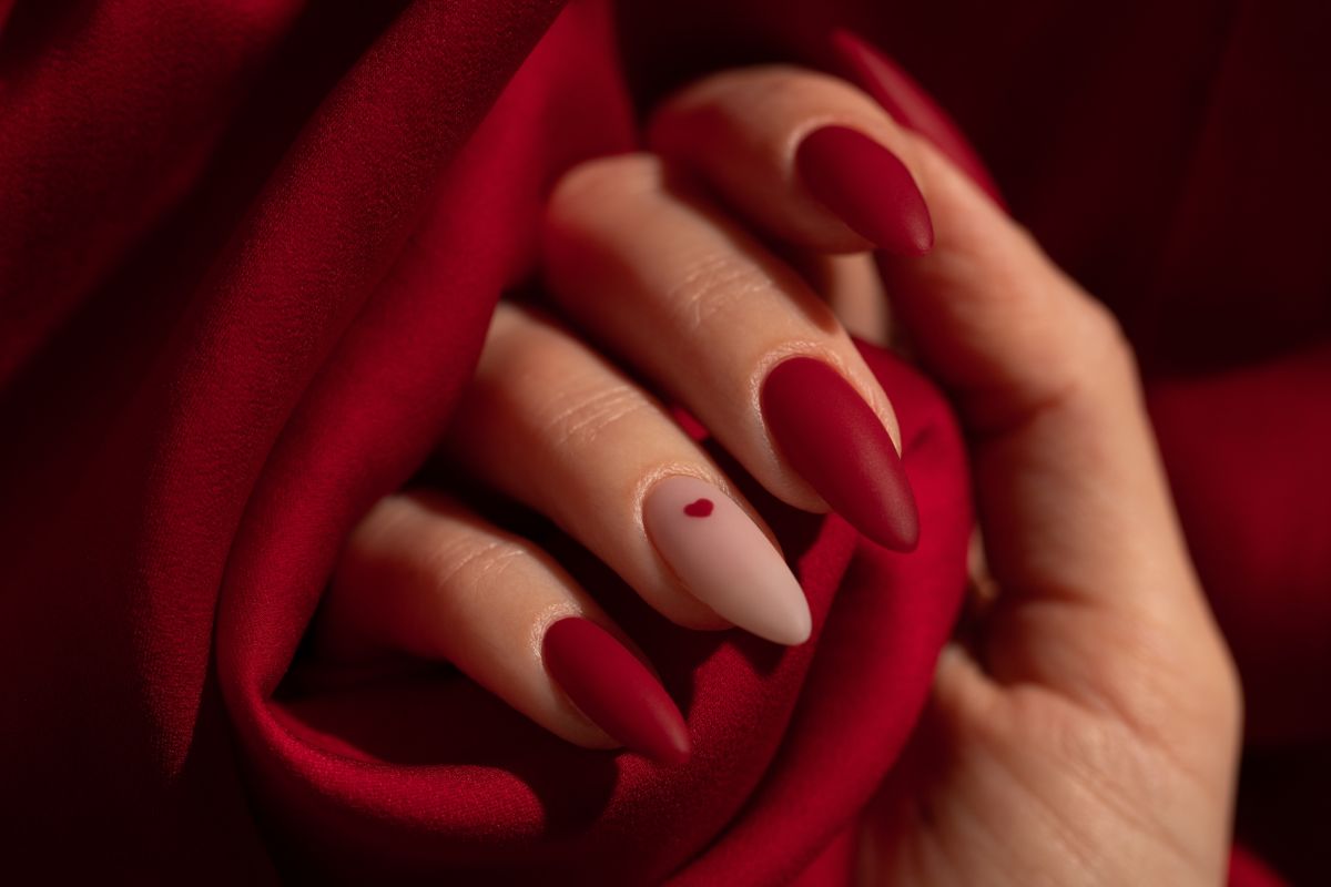 manicure unghie rosse
