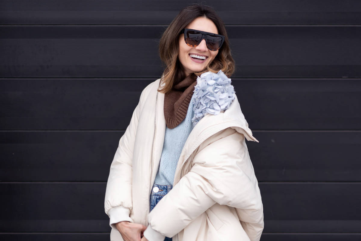 ragazza con piumino oversize