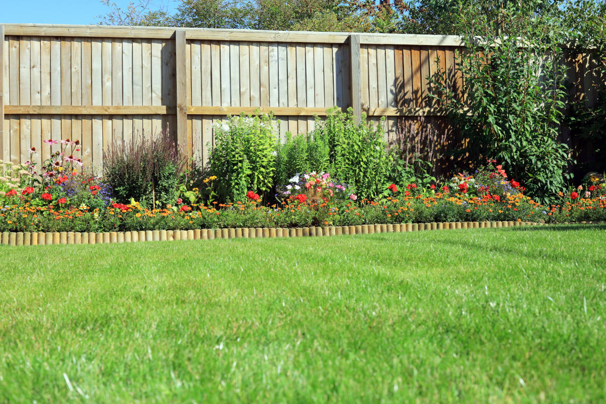 giardino fiori muretto legno