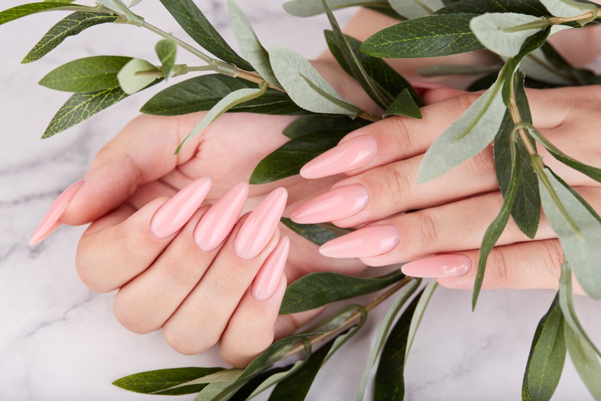 manicure unghie rosa
