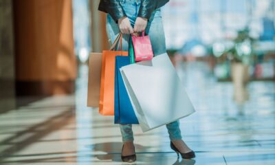 ragazza con borse shopping