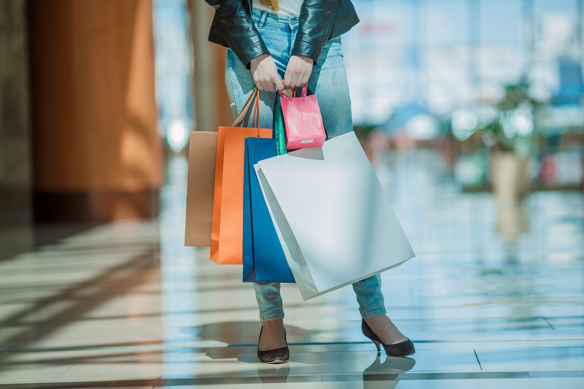 ragazza con borse shopping