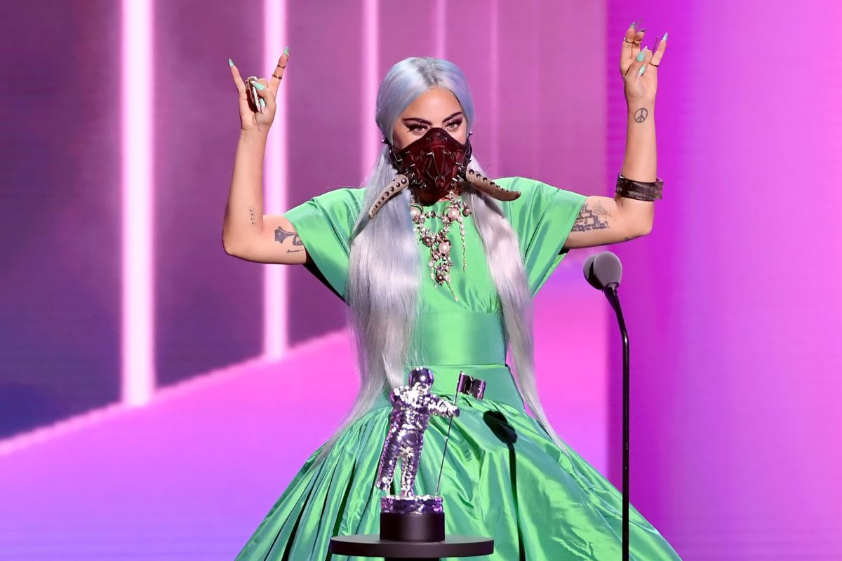 Lady Gaga, mascherina con corni