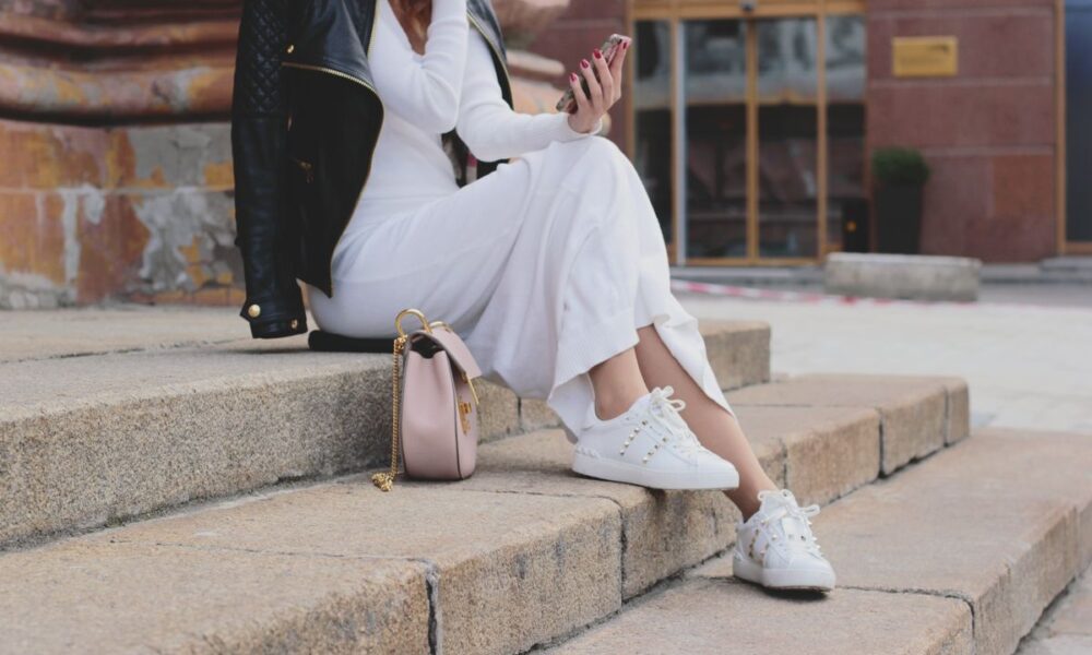donna moda vestito bianco scale giacca pelle sneakers