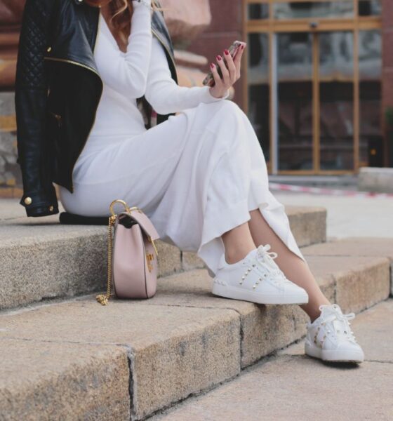 donna moda vestito bianco scale giacca pelle sneakers