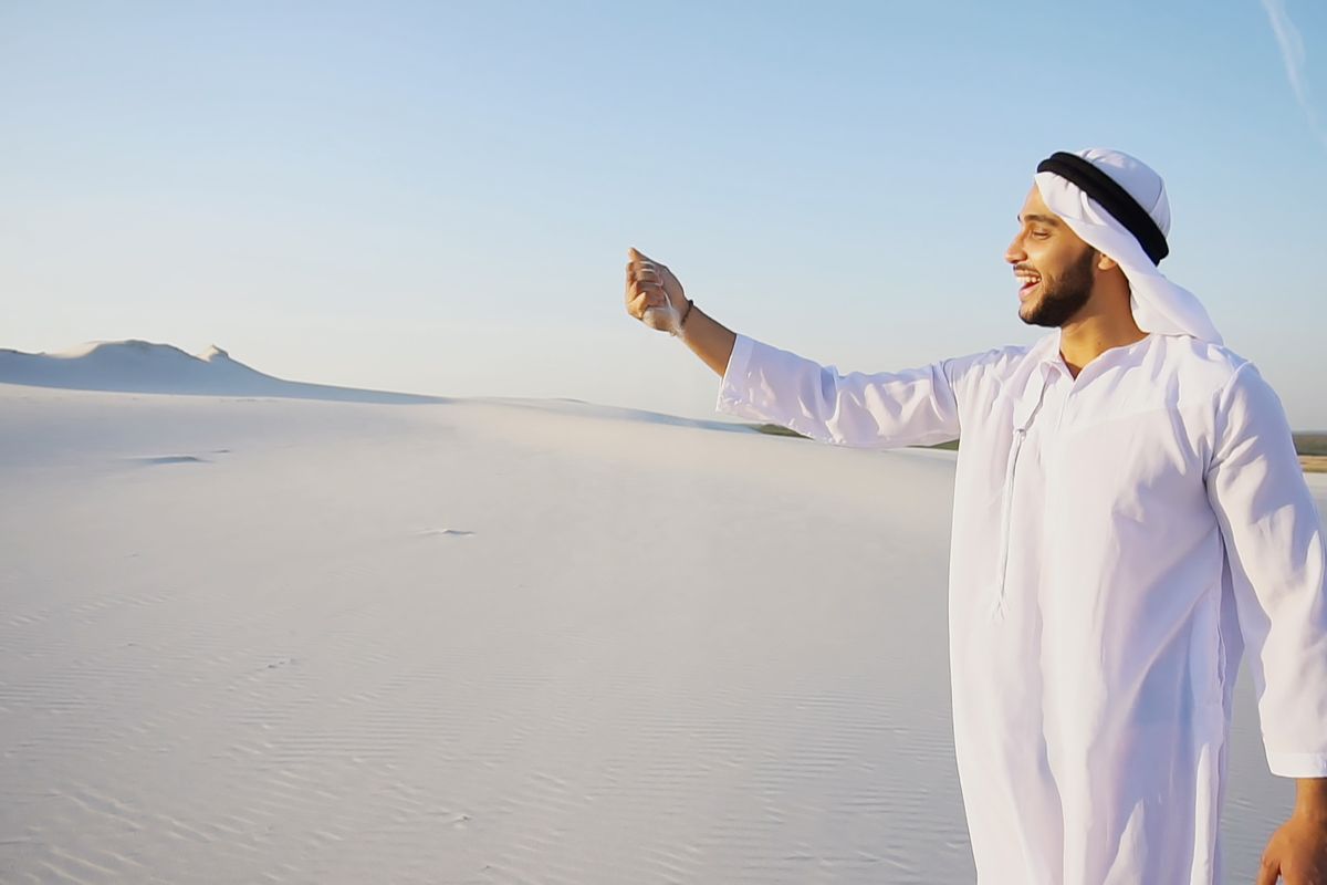 Uomo arabo con abiti lunghi e sottili