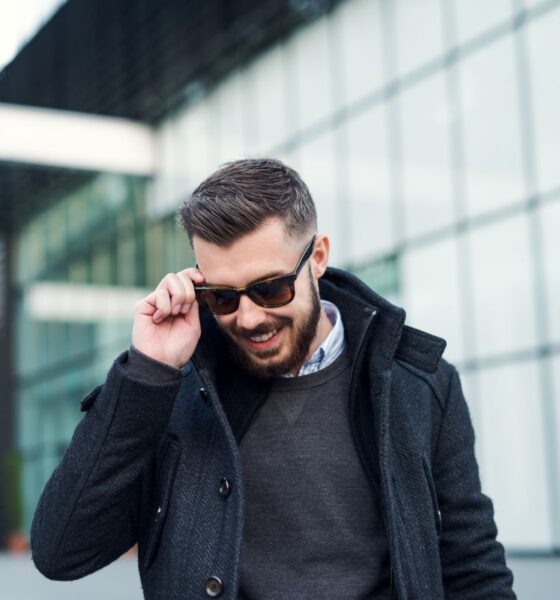 Tendenze capelli uomo 2023, taglio corto e occhiali da sole
