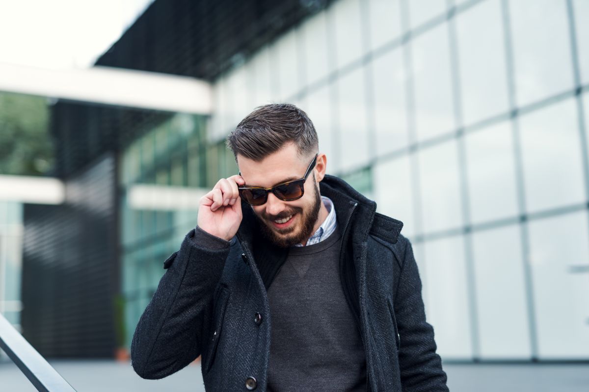 Tendenze capelli uomo 2023, taglio corto e occhiali da sole