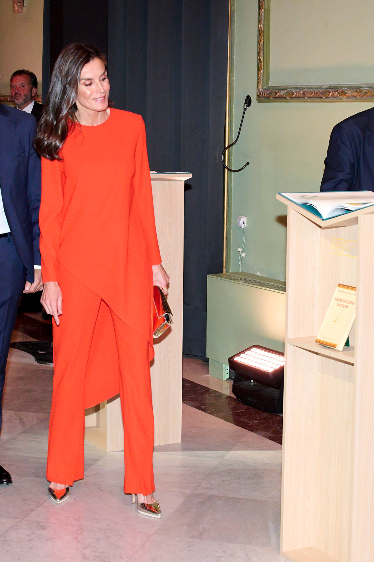 Letizia Ortiz, pantalone e maglia rossa - Casa del Libro di Madrid