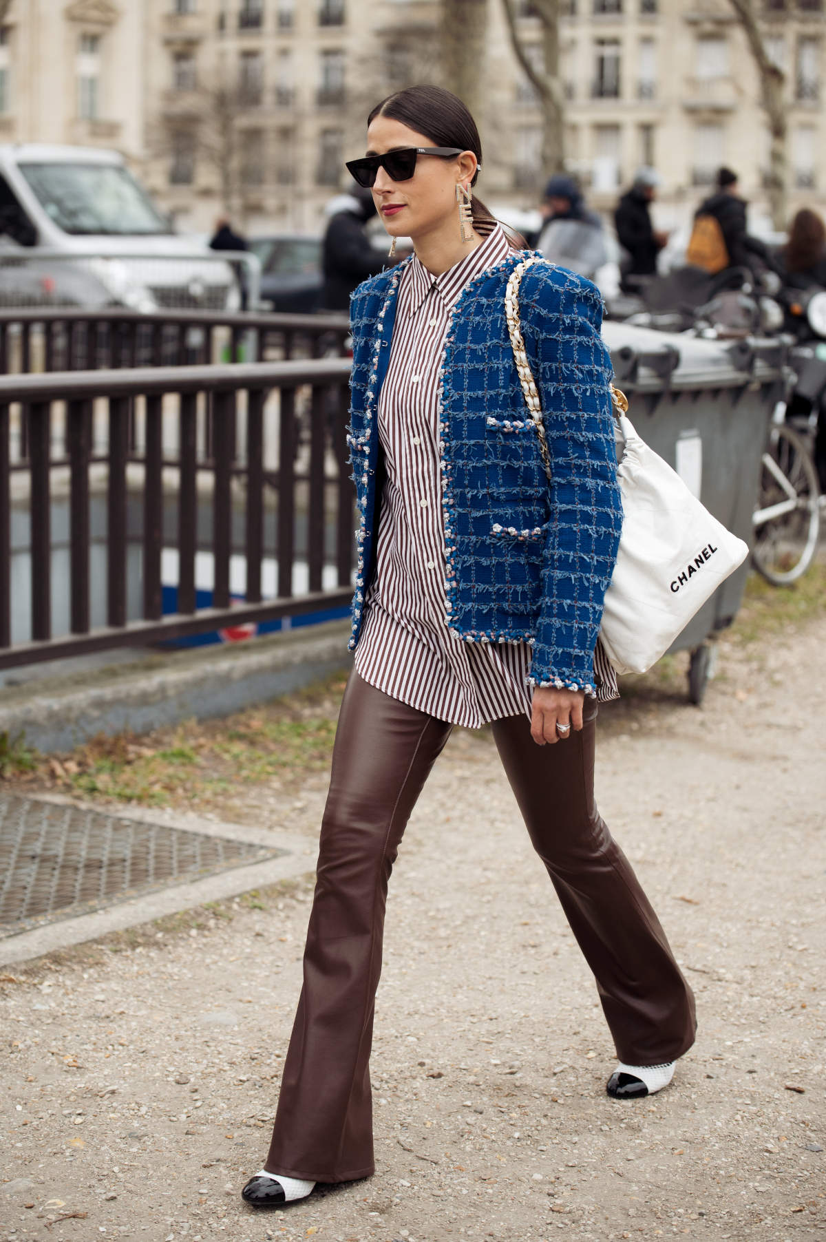 Julia Haghjoo, camicia a righe e pantalone a zampa