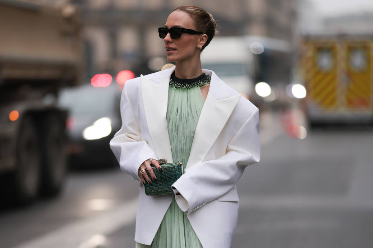 Viktoria Rader, abito verde e giacca bianca, coprispalle