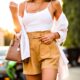 Moda luglio 2019, shorts e camicia di lino