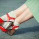 Tendenze moda 2023: i sandali con calzino, come abbinare