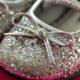 Tendenze scarpe 2023: ballerine con paillettes, come indossare