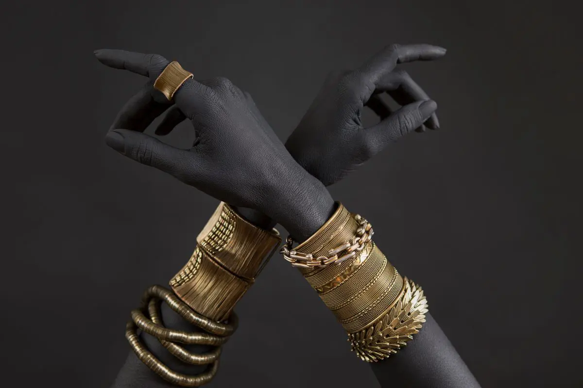 Tendenze accessori estate 2023: bracciali oro e argento, come indossare