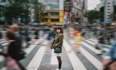 ragazza in mezzo alla strada vestita alla moda