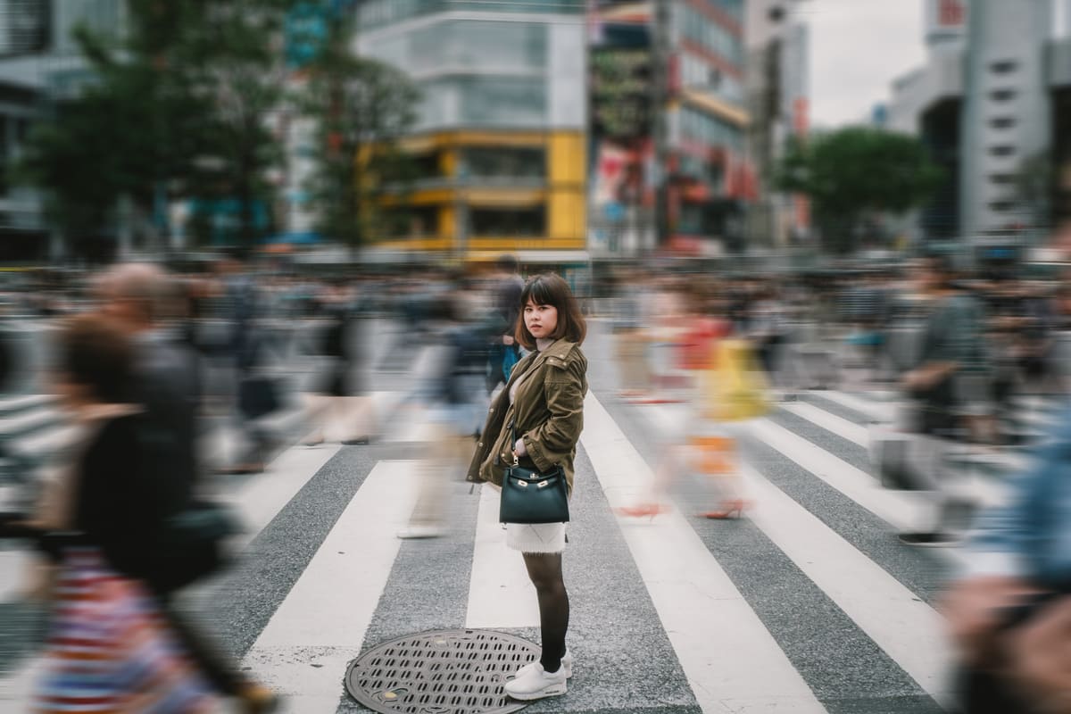 ragazza in mezzo alla strada vestita alla moda