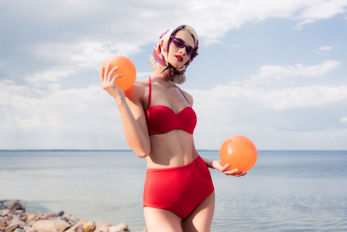 Donna con costume da bagno rosso occhiali foulard