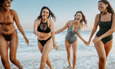 Ragazze in spiaggia con costumi da bagno