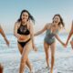 Ragazze in spiaggia con costumi da bagno