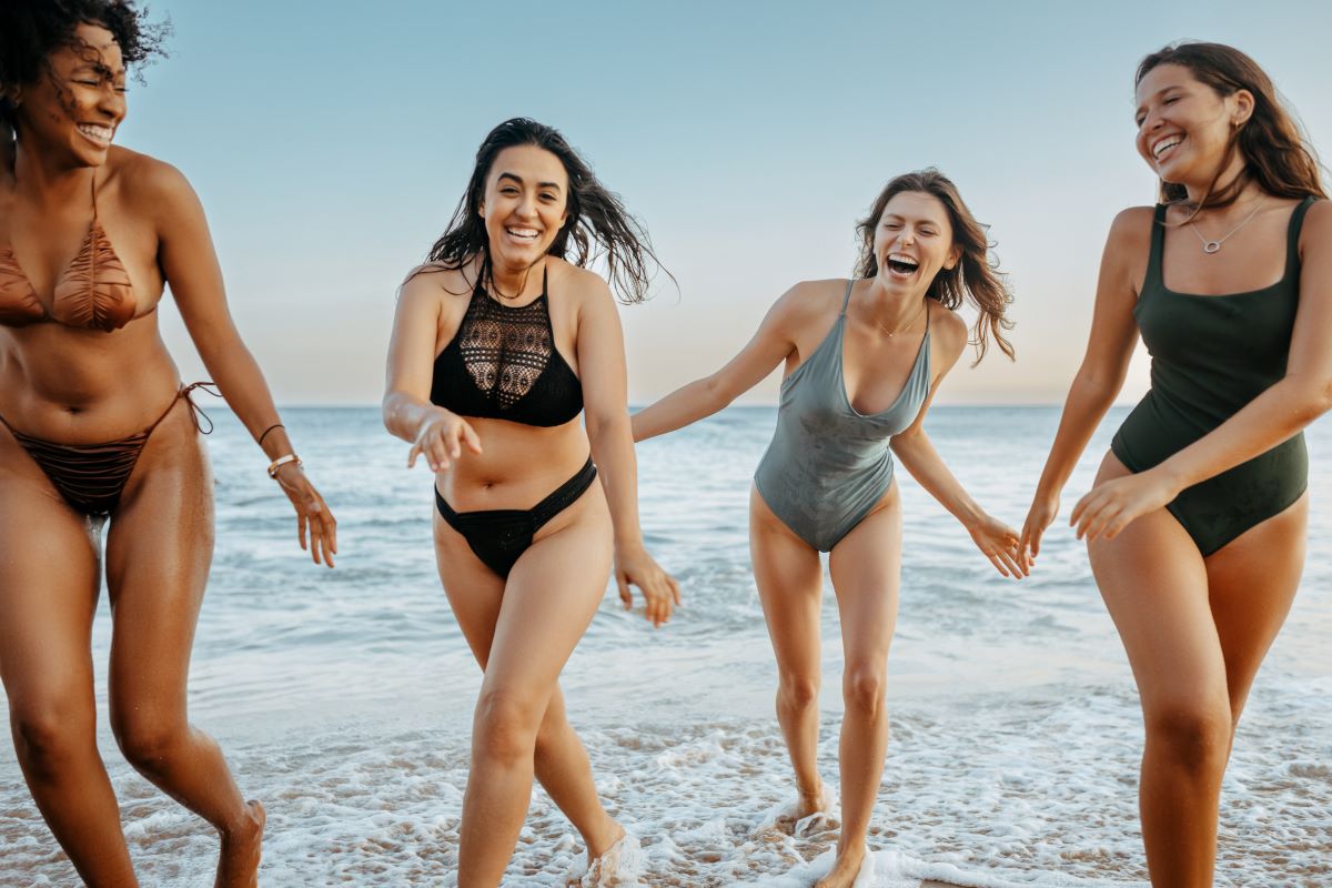 Ragazze in spiaggia con costumi da bagno