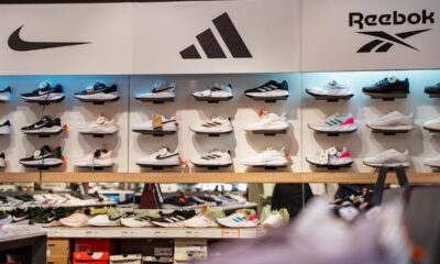 Sneakers scarpe da ginnastica esposizione negozio
