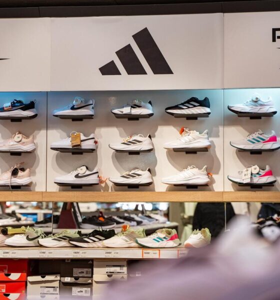 Sneakers scarpe da ginnastica esposizione negozio