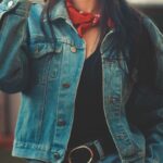 Ragazza con giubbotto di jeans