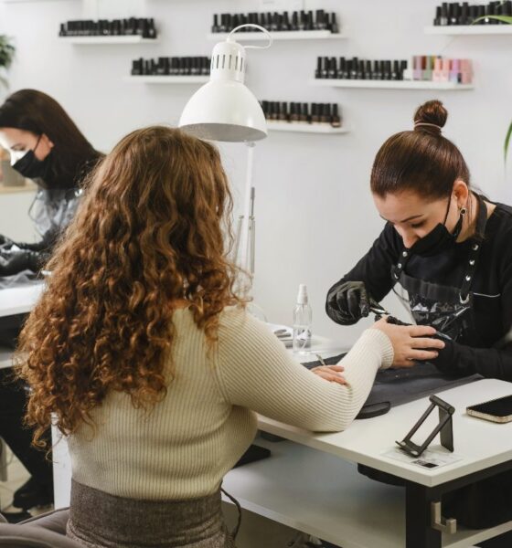 Estetista applica smalto durante una manicure
