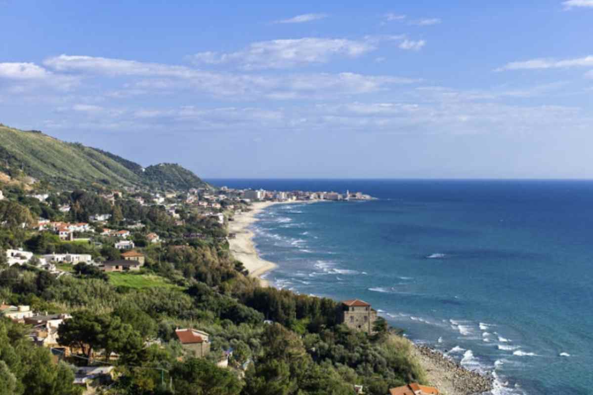 Il Cilento non è solo mare. Gli appassionati di trekking possono avventurarsi lungo i numerosi sentieri che si snodano tra le montagne e le colline.