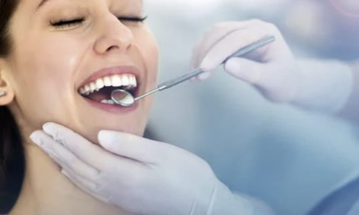 Sebbene il bicarbonato di sodio sia un rimedio popolare per lo sbiancamento dentale, esistono altri metodi e prodotti che possono offrirti