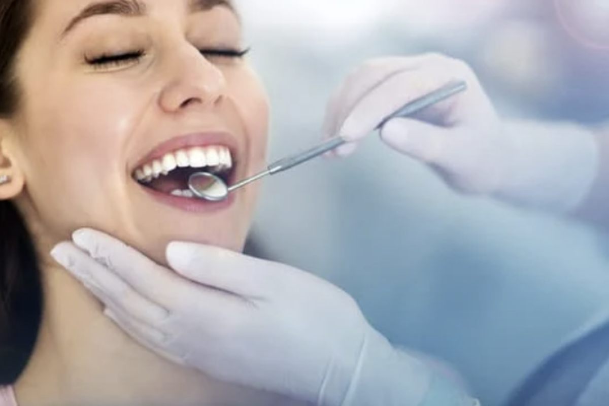 Sebbene il bicarbonato di sodio sia un rimedio popolare per lo sbiancamento dentale, esistono altri metodi e prodotti che possono offrirti