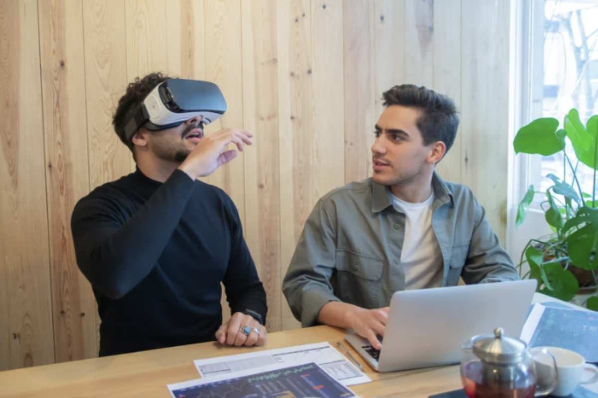 Accanto ai tecnici informatici, i programmatori e gli sviluppatori si trovano in una posizione privilegiata per trarre vantaggio dall'evoluzione tecnologica