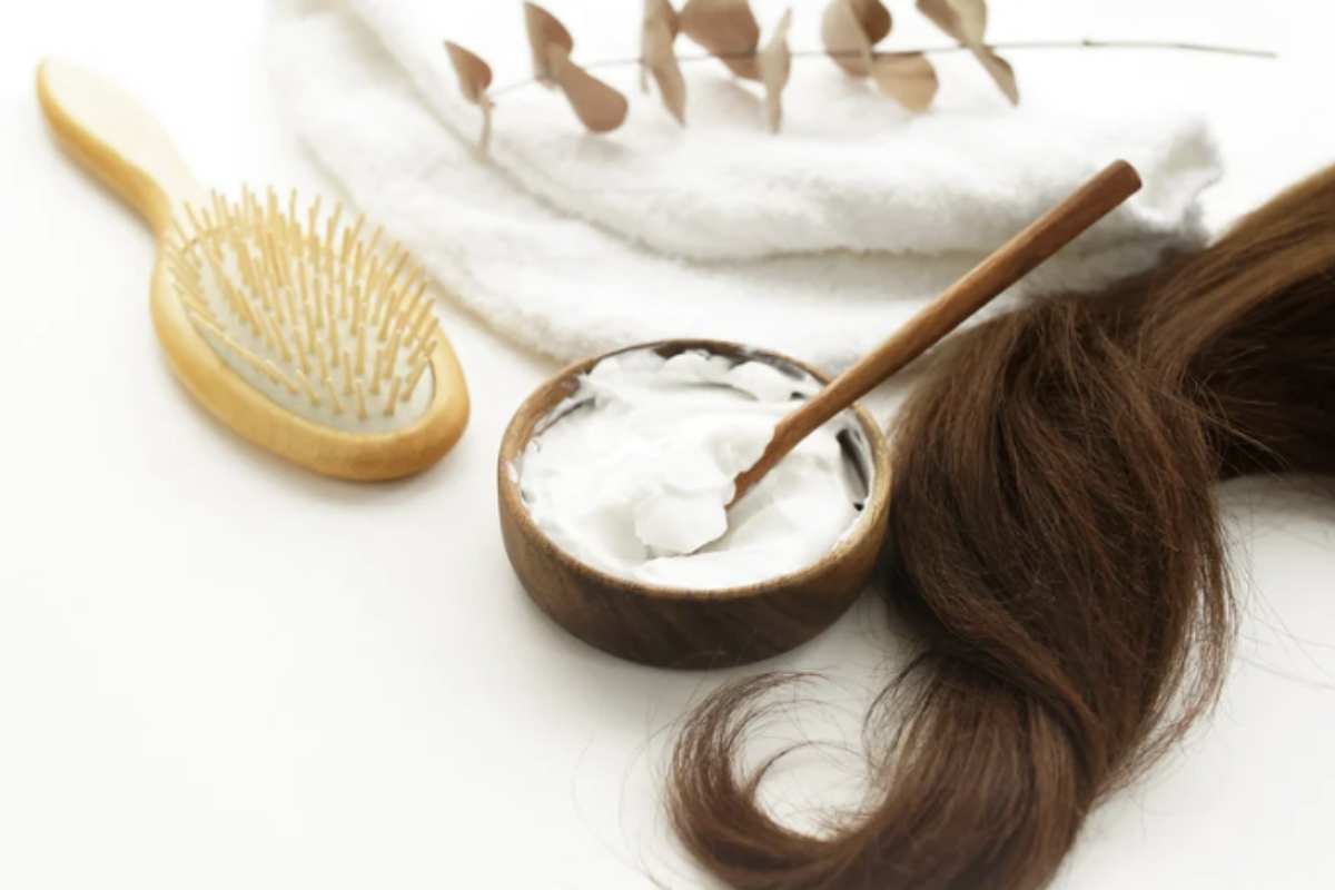 Infine, un modo intelligente per gestire i capelli bianchi è cambiare il proprio stile o le acconciature. Un taglio di capelli strategico