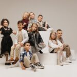 Bambini vestiti con abiti eleganti.