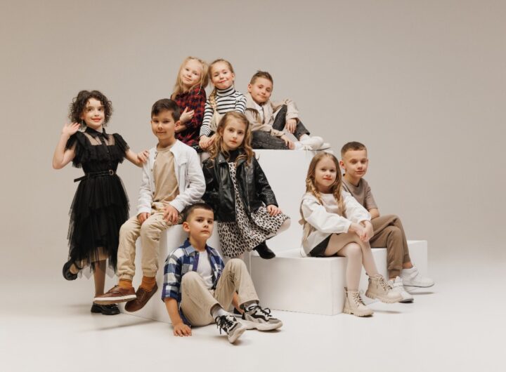 Bambini vestiti con abiti eleganti.