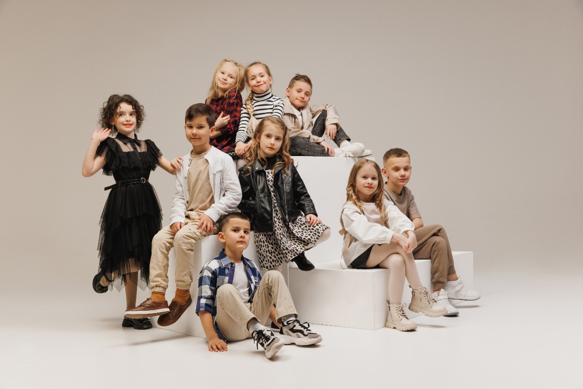 Bambini vestiti con abiti eleganti.