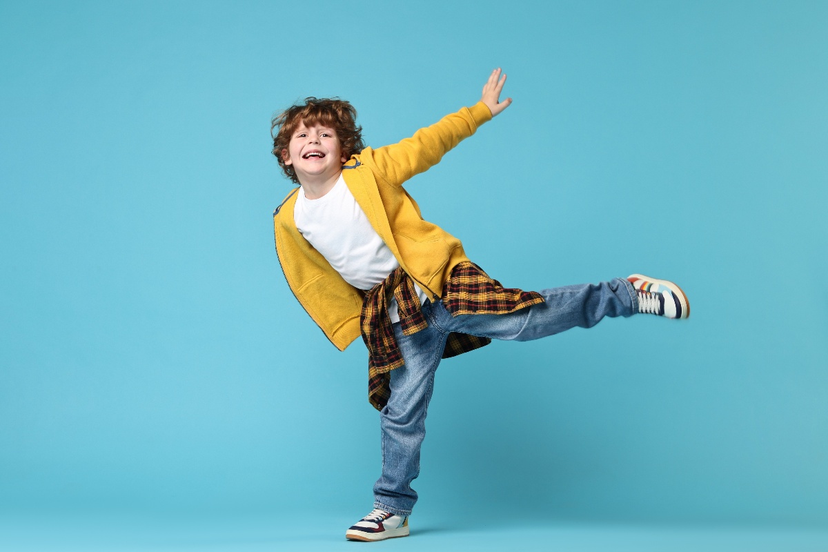 Bambino con jeans, camicia e felpa casual.