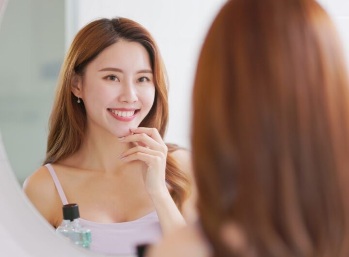 Sorriso riflesso allo specchio di una donna.